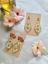 Load image into Gallery viewer, Mother's Day Collection-large diamomd drop daisy