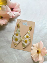 Load image into Gallery viewer, Mother's Day Collection-large diamomd drop daisy