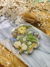 Load image into Gallery viewer, Single flower coaster, spring Daisy, real pressed flower in resin, FDA food safe resin