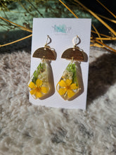 Load image into Gallery viewer, Orange, yellow Marigold earrings