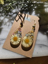 Load image into Gallery viewer, Garden Daisy Earrings