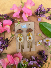 Load image into Gallery viewer, Spring Daisies with tassels earring