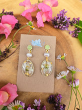 Load image into Gallery viewer, White blossoms on golden posts