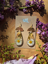 Load image into Gallery viewer, Little Daisy earrings