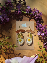 Load image into Gallery viewer, Little Daisy earrings