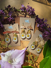 Load image into Gallery viewer, Little Daisy earrings