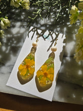 Load image into Gallery viewer, Garden Daisy Earrings