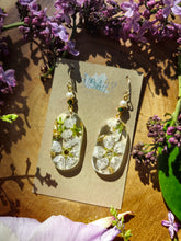 Load image into Gallery viewer, White blossom Earrings