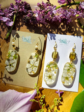 Load image into Gallery viewer, White blossom Earrings