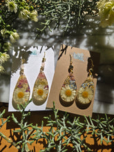 Load image into Gallery viewer, Garden Daisy Earrings