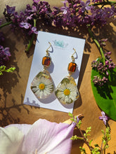 Load image into Gallery viewer, Little Daisy Earrings