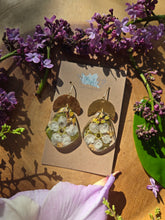 Load image into Gallery viewer, Little white blossom Earrings