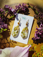 Load image into Gallery viewer, White blossom Earrings