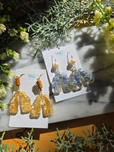 Load image into Gallery viewer, Arch flower earrings