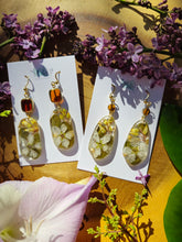Load image into Gallery viewer, White blossom Earrings