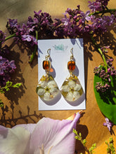 Load image into Gallery viewer, Little white blossom Earrings