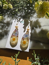 Load image into Gallery viewer, Garden Daisy Earrings