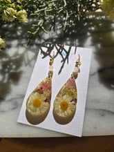 Load image into Gallery viewer, Garden Daisy Earrings