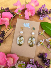 Load image into Gallery viewer, White blossoms on golden posts