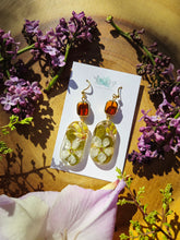 Load image into Gallery viewer, White blossom Earrings