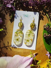 Load image into Gallery viewer, White blossom Earrings