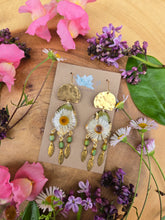 Load image into Gallery viewer, Spring Daisies with tassels earring