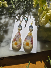 Load image into Gallery viewer, Garden Daisy Earrings