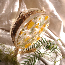 Load image into Gallery viewer, Round Boston Daisy Clutch, resin clutch, removable golden crossbody chain, 7 inches in diameter