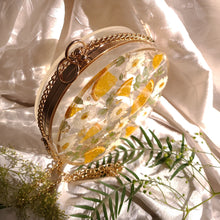 Load image into Gallery viewer, Round Boston Daisy Clutch, resin clutch, removable golden crossbody chain, 7 inches in diameter
