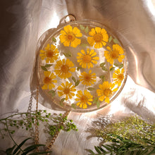 Load image into Gallery viewer, Round Boston Daisy Clutch, resin clutch, removable golden crossbody chain, 7 inches in diameter