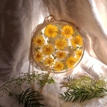 Load image into Gallery viewer, Round Boston Daisy Clutch, resin clutch, removable golden crossbody chain, 7 inches in diameter