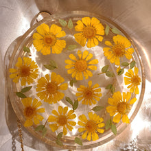 Load image into Gallery viewer, Round Boston Daisy Clutch, resin clutch, removable golden crossbody chain, 7 inches in diameter