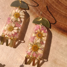Load image into Gallery viewer, Little spring daisy dangle, real pressed flower in resin, pink statice, brass tassel