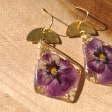Load image into Gallery viewer, Violet dangles, real pressed flower in resin, hammered brass