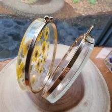 Load image into Gallery viewer, Round Boston Daisy Clutch, resin clutch, removable golden crossbody chain, 7 inches in diameter