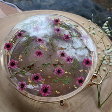 Load image into Gallery viewer, Round Tea Tree Blossom Clutch, resin clutch, removable golden crossbody chain, 7 inches in diameter