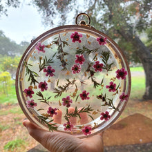 Load image into Gallery viewer, Round Tea Tree Blossom Clutch, resin clutch, removable golden crossbody chain, 7 inches in diameter