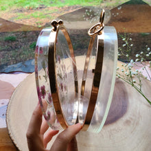 Load image into Gallery viewer, Round Tea Tree Blossom Clutch, resin clutch, removable golden crossbody chain, 7 inches in diameter