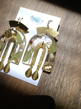 Load image into Gallery viewer, Spring translucent collection- botanical arch, real pressed flowers in resin