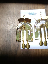 Load image into Gallery viewer, Spring translucent collection- botanical arch, real pressed flowers in resin