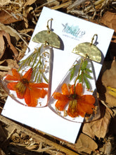 Load image into Gallery viewer, Fall orange calendula, lucite earring, hammered brass