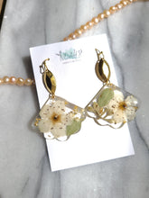Load image into Gallery viewer, Vintage chic collection- scalloped fan
