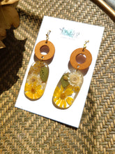 Load image into Gallery viewer, Fall Collection- Yellow daisy garden capsule, round wood top