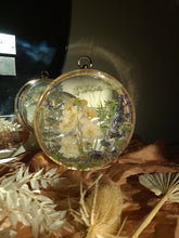 Load image into Gallery viewer, Round Garden Flowers Clutch, resin clutch, removable golden crossbody chain, 7 inches in diameter