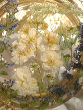 Load image into Gallery viewer, Round Garden Flowers Clutch, resin clutch, removable golden crossbody chain, 7 inches in diameter