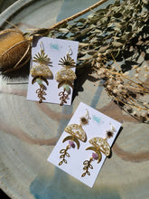 Load image into Gallery viewer, Mountain collection-SunMoon &leaf, small white Alyssum flowers, real pressed flower in resin, hammered brass