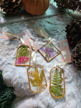 Load image into Gallery viewer, Holiday Ornament- small geometric shapes with pressed flowers

