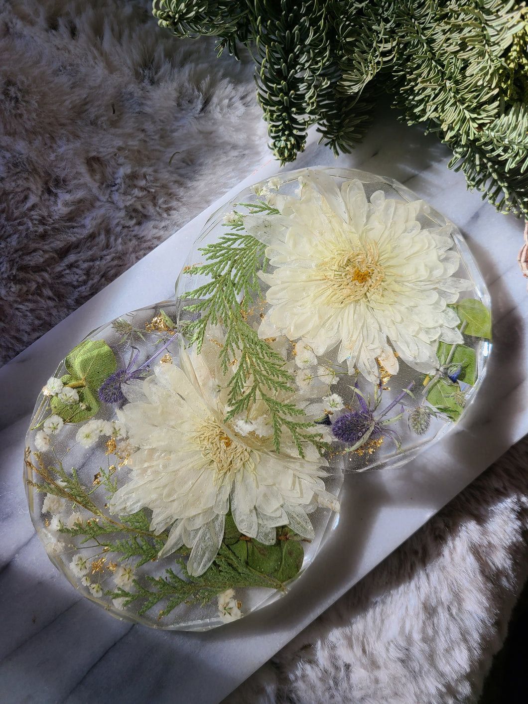 Round coasters, white chrysanthemum, Gold Specs, set of 2 , real pressed flower in resin, FDA food safe resin
