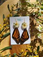Load image into Gallery viewer, Spring Butterfly Collection- Monarch Wings with round shaped Daisy
