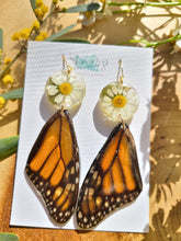 Load image into Gallery viewer, Spring Butterfly Collection- Monarch Wings with round shaped Daisy
